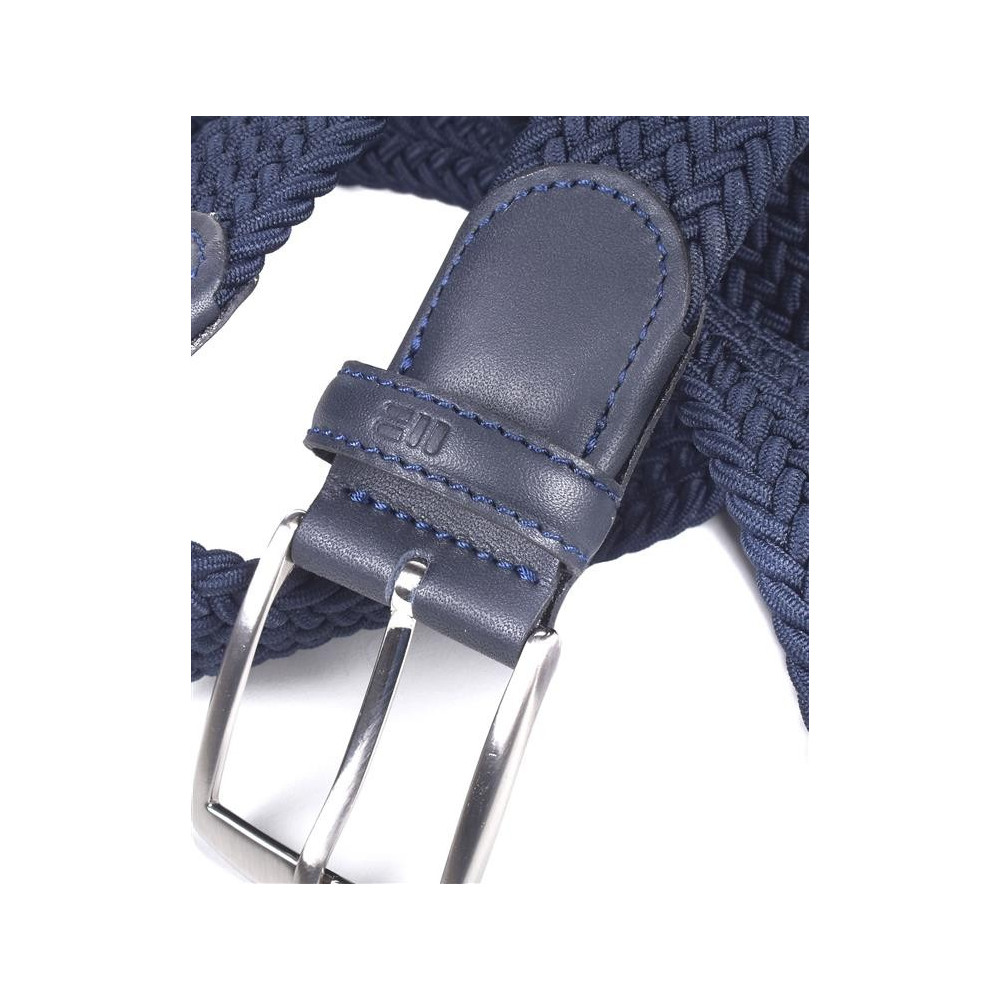 Ein geflochtener elastischer Gürtel in blauer Farbe aus echtem Leder