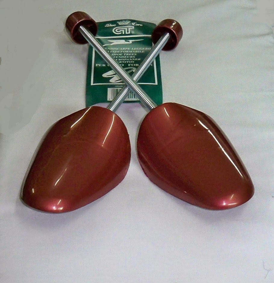 La importancia de los pernitos y los tensadores para el calzado The